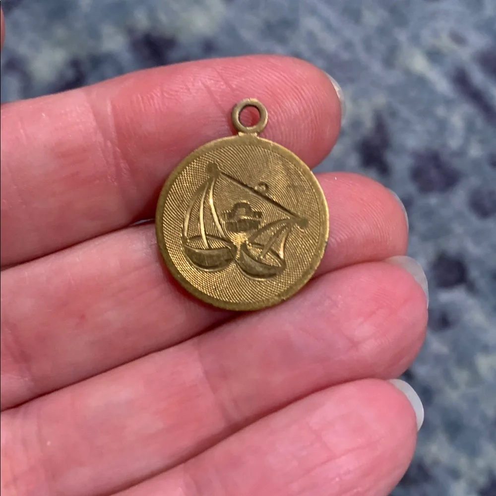 Vintage 12k gold filled round pendant charm w law scales motif - Picture 2 of 5